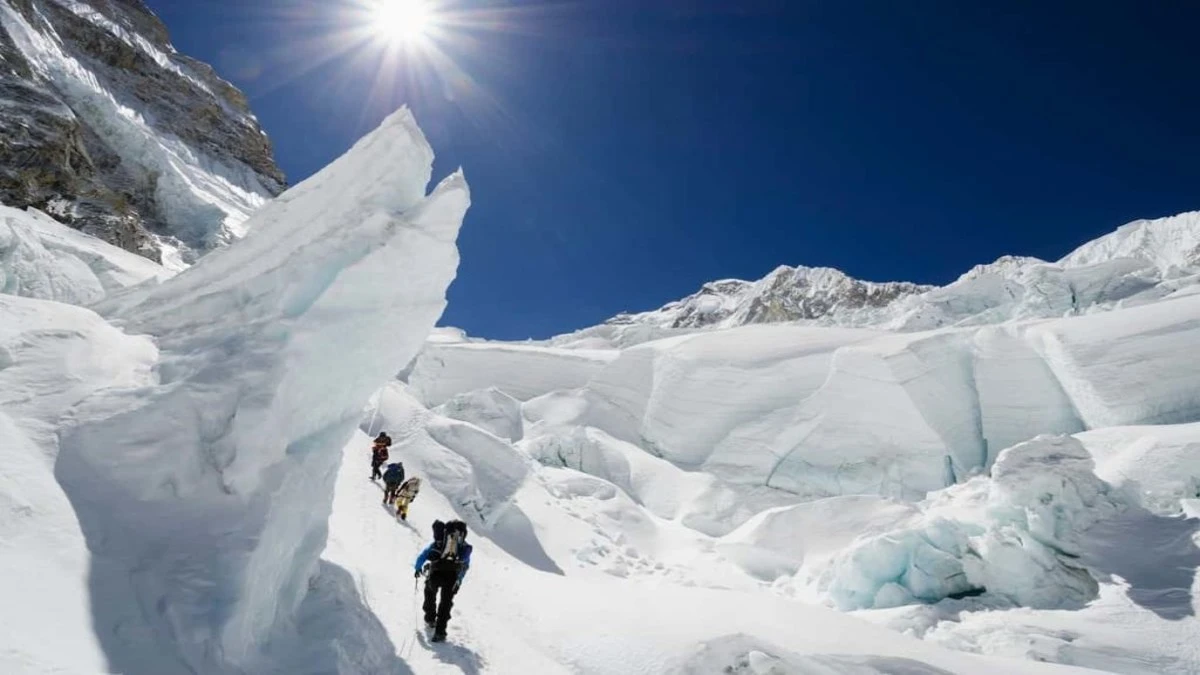 khumbu-icefall-avalanches